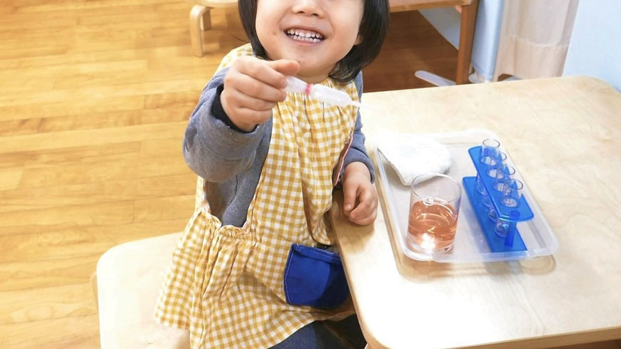 色水の活動を楽しむ幼稚園児