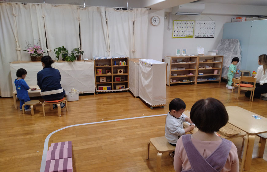 子どもの活動を見守る講師 京都 モンテッソーリ幼児教室