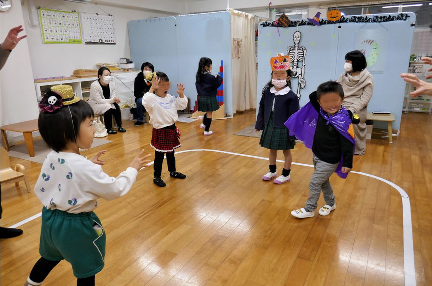 幼児教室のリトミックで、幼稚園児が音楽に合わせて身体を楽しく動かしています。