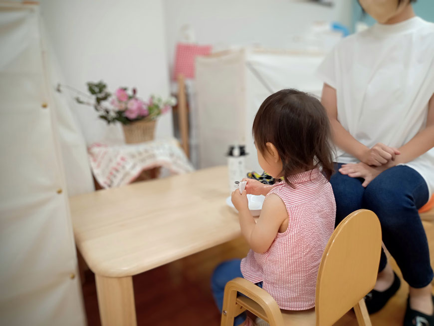 お子様の活動を見守るお母さま