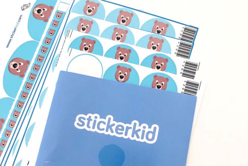 Im Kita-Set von Stickerkid sind Bügeletiketten, Schuhaufkleber sowie kleine und große Sticker für Gegenstände enthalten.