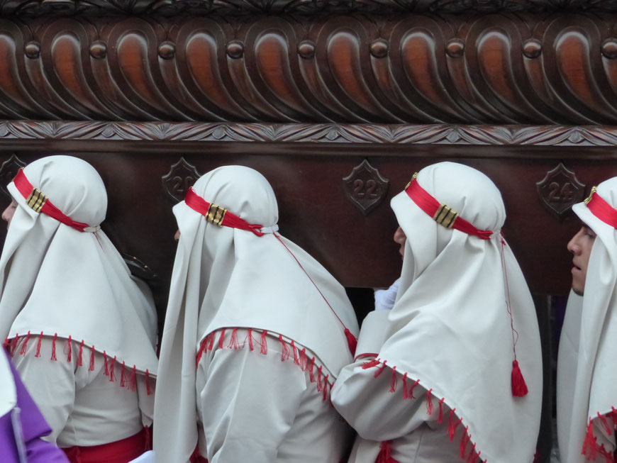 Cucuruchas zur Osterprozession in Antigua Guatemala