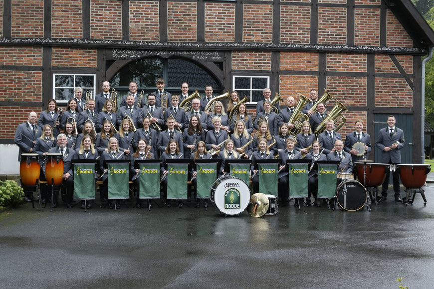 Alle gewöhnlichen Blasinstrumente wie (Oboe, Querflöte, Klarinette, Fagott, Waldhorn, Trompete, Flügelhorn, Tenorhorn, Bariton, Posaune, Tuba, Schlagwerk) sind im Blas-Orchester Rodde vertreten.
