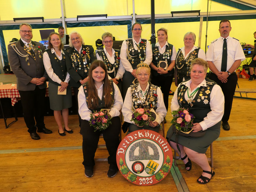 Heidekönigin Kersten Braune mit ihrer 1. Dame Leonie Koslowski und der 2. Dame Sarah Bakeberg sowie den Platzierten und dem Stifter der Scheibe Markus Hoffmann.