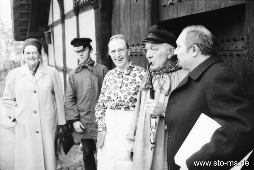 Empfang auf dem Mühlenhof - Bildmitte ,Mutter Antonia' und Anton Hölscher - rechts Brauereidirektor Wolters