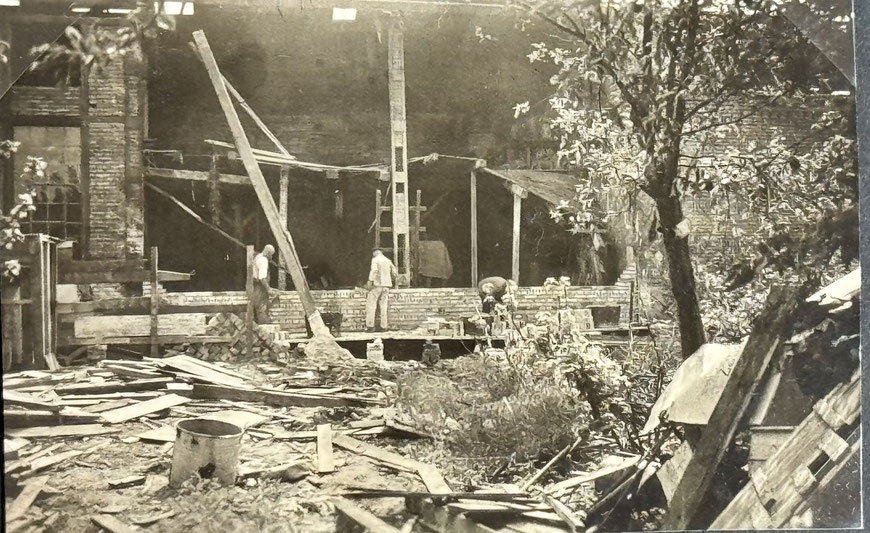  Mit Fleiß, Ausdauer und handwerklichem Geschick führt Ludwig Prinz erfolgreich sein allseits anerkanntes Unternehmen.     Während des Krieges wird auch das Südviertel stark bombardiert. Nach 1940 wird die Werkstatt 1945 zum 2. Mal von Bomben getroffen un
