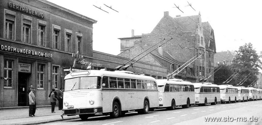 O-Busse vor dem Gertrudenhof an der Warendorfer Straße