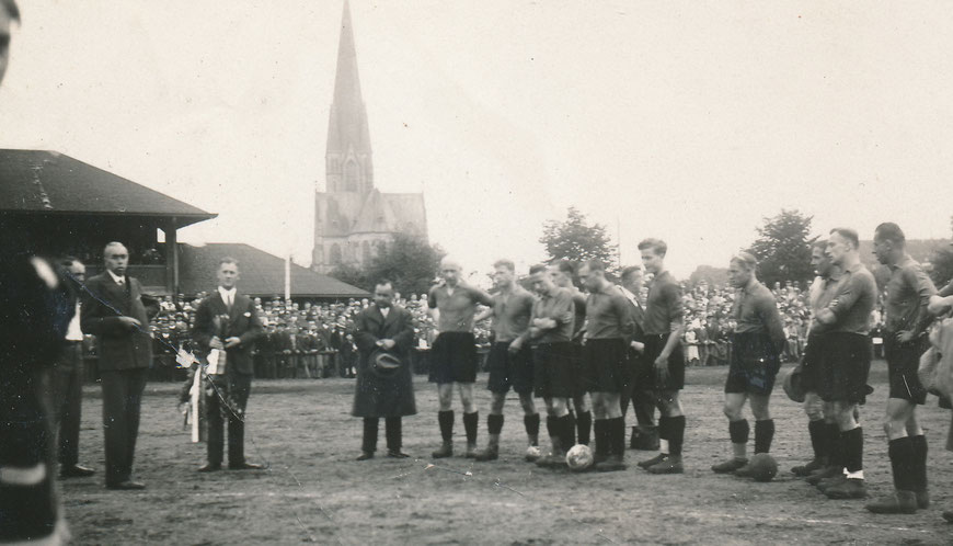 SC 08 um 1920 - Herz-Jesu-Kirche imHintergrund