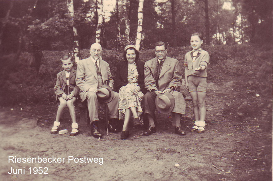 Von links: Wolf-Dieter, Opa Heinrich, Mutter Brunhilde, Onkel Wolfgang und Wilfried mit einer Waldbeere in der Hand