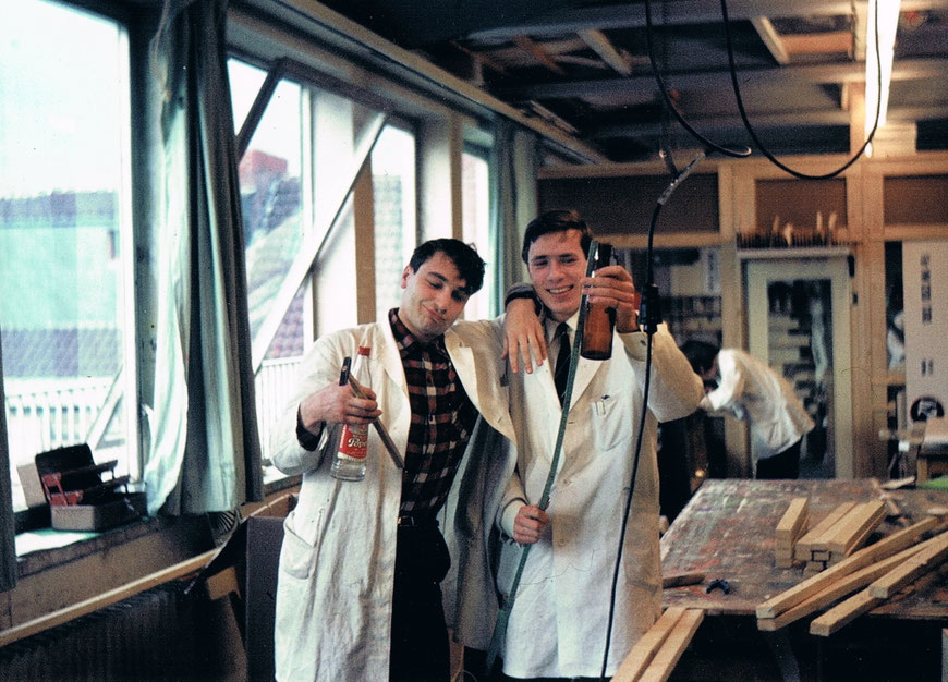 Wilfried mit Michael Diekamp (rechts) in der Deko bei Horten