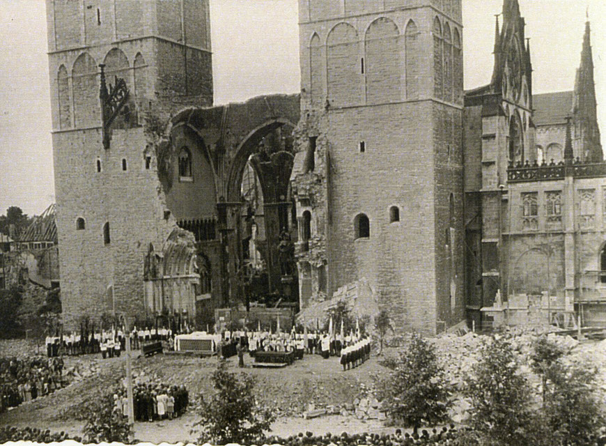 Große Prozession vor dem zerstörten Westportal des Doms 1946