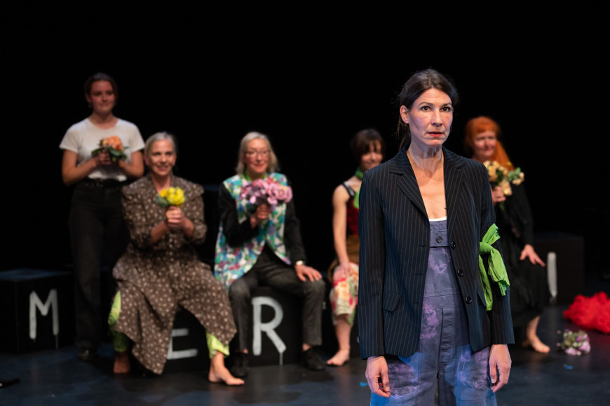 Frauen. Brand. Rede. Nein. SCHREI! - von links im Hintergrund: Pauline von Seckendorff, Gabriele Brüning, Melanie Lopez, Carola von Seckendorff - Foto: Thomas Mohn