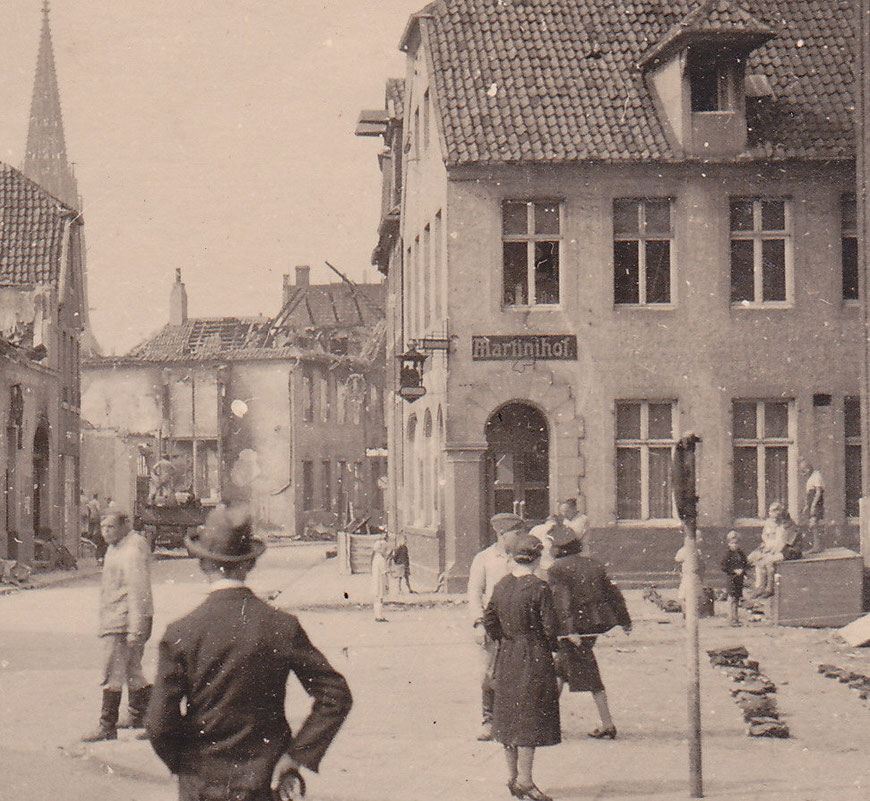 Hörsterstraße nach Bombenangriff - Im Vordergrund der Martinihof, Geisbergs Elternhaus verdeckt (Bildmitte am Treppenaufgang)