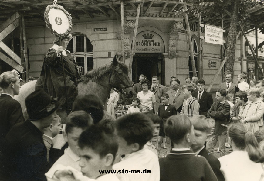 Heinrich Cords vor seiner Gaststätte