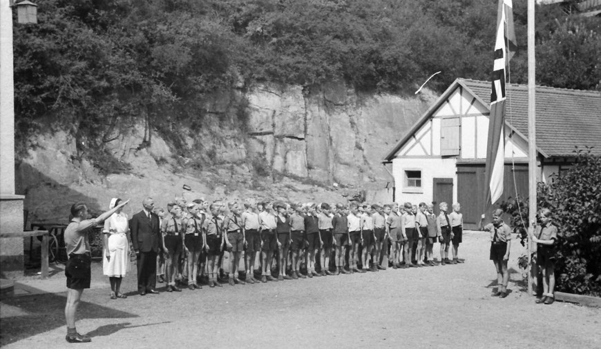 Neben Ernst Wenzel nimmt eine Rotkreuz-Schwester am Appell teil. Der Großteil der Jungen trägt noch nicht die HJ-Kluft.