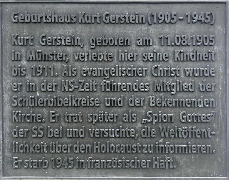 Diese Tafel am Haus Heerdestraße 11 erinnert an Kurt Gerstein, der hier seine ersten Lebensjahre verbrachte.