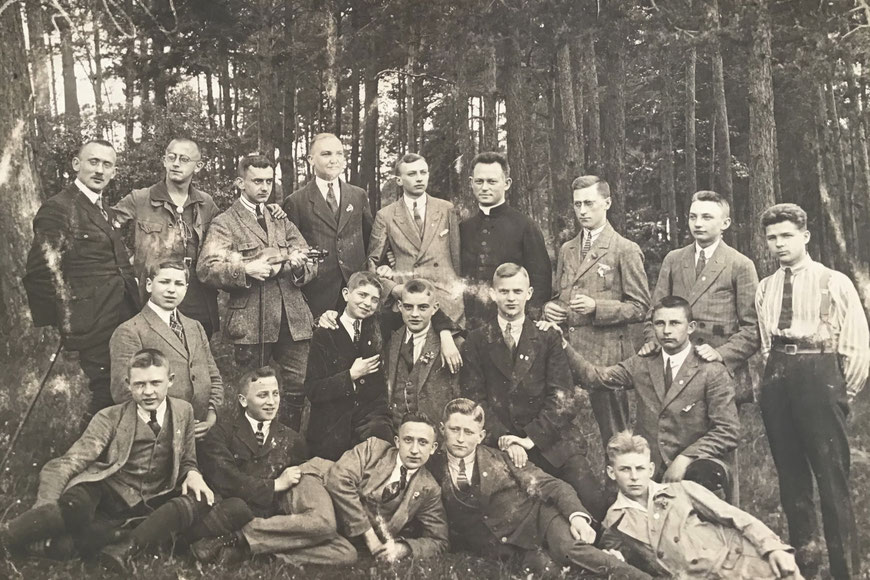 Katholisch kaufmännischer Verein 1929 - Kaplan Reinhold Friedrichs: obere Reihe - Josef Schmelter: Bildmitte