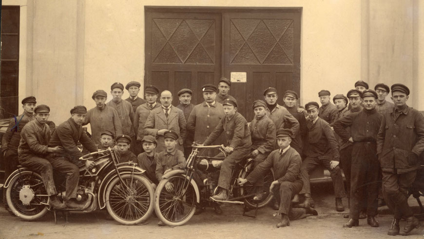 Mitarbeiter der Automobilwerkstatt Cornelius Schultz - Ludwig Prinz links außen in der 2. Reihe