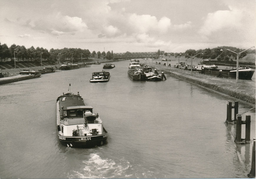 Reger Schiffsverkehr im Schleusenbereich 1965