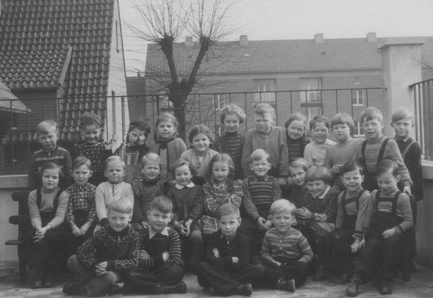 Kindergarten in Pluggendorf, An den Bleichen, Abschlussjahr 1955/1956, Alter ca. 6 Jahre - Dieter in mittlerer Reihe mit weißem Jäckchen, und viele künftige Schulkinder