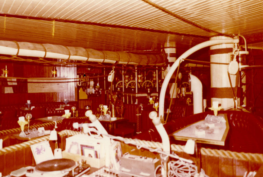Showboat der guten Laune - Hier legten der DJ seine Platten auf - Foto: Rochus Quast