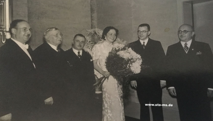 Von links Christian Winter jr., Christian Winter sen. beide Kinobesitzer des Apollo-Theaters und der Schauburg, Carl Winter, Kapellmeister des Schauburg-Orchesters mit Zara Leander - Archiv Bernd Schürkötter