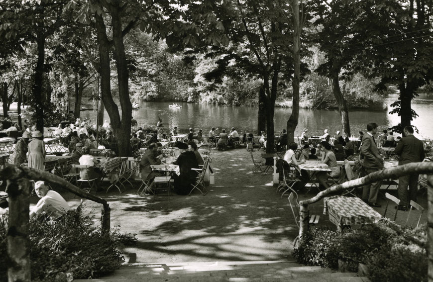 Kaffeetrinken bei Vennemann  - Garten und Werse um 1960