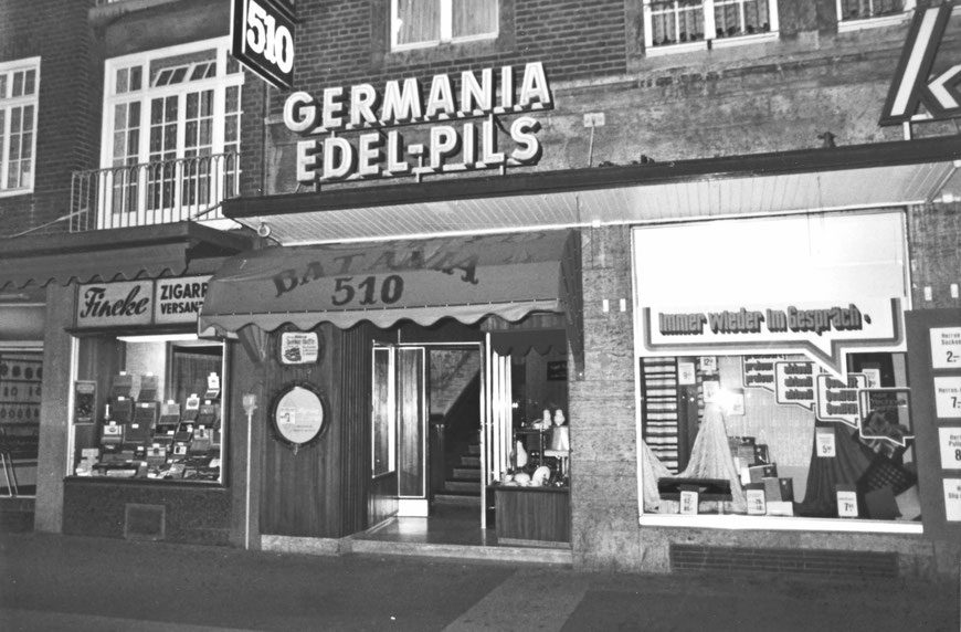 Der Disco-Eingang, rechts daneben ein Schaufenster des Kepa-Kaufhauses