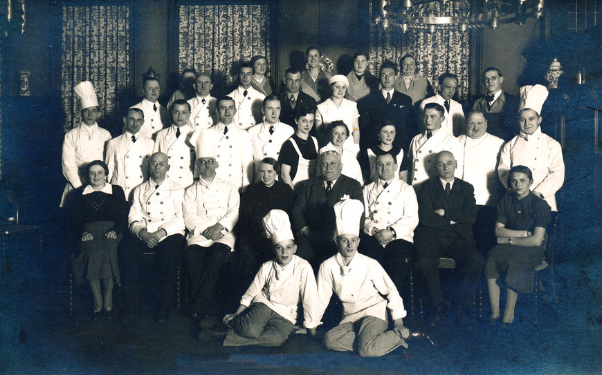 Bernhard Zander mit seiner Mitarbeiterschaft 1936