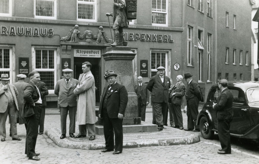 Bernard Zander (Mitte) am Kiepenkerl um 1930