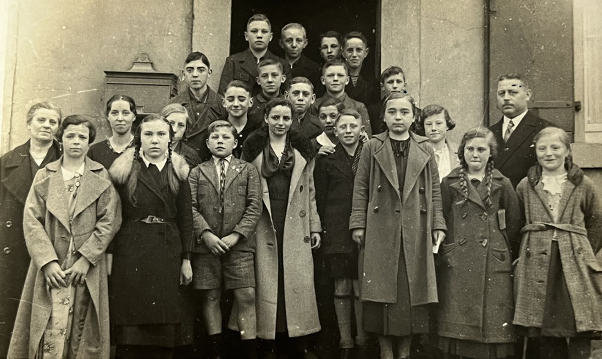 Gievenbecker Mädchenklasse - Lehrer Josef Newels, 2. Reihe rechts - Foto bereitgestellt von Martina Borghardt