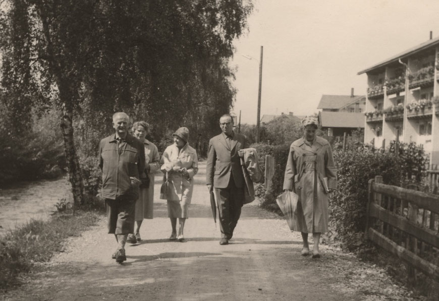 Meine Eltern (Bildmitte) 1960 in der Nähe des Schliersees