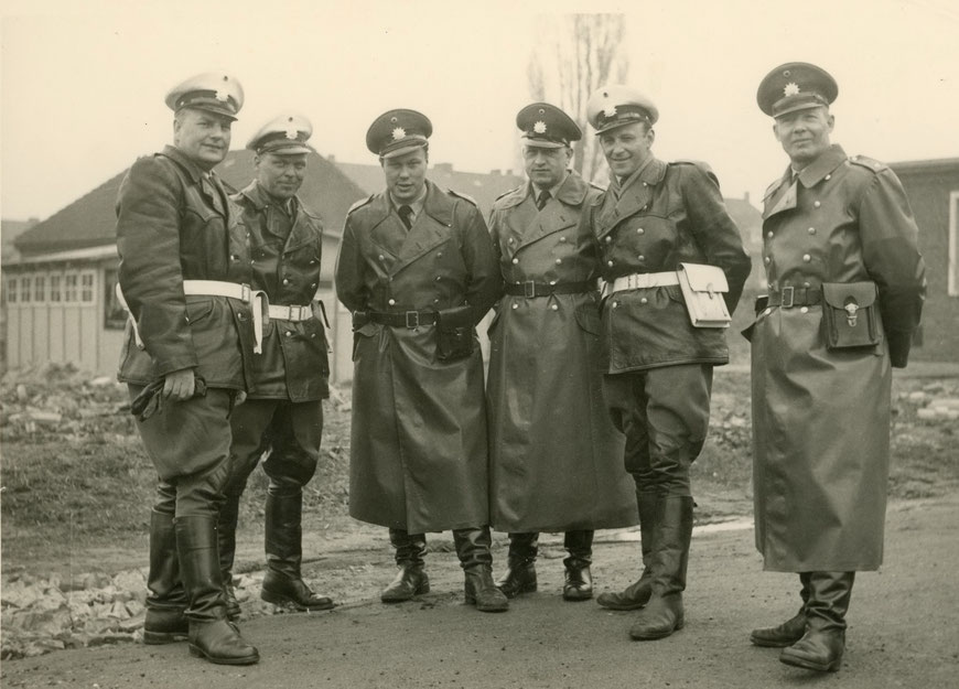 60er Jahre - ab 2. von links: Hans Wieland (Verkehrsdienst), Heinz Tölle, Heinz Gödeke (Verkehrsdienst), Heinz Babatz (Verkehrsdienst) und Karl-Heinz ,Bubi' Gieseler, der bekannte Polizist vom Prinzipalmarkt