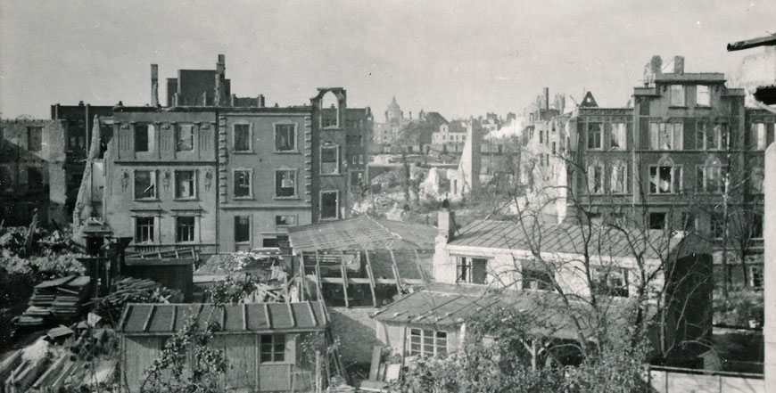 Blick aus dem Fenster in die Gallitzinstraße mit schemenhaften Wasserturm