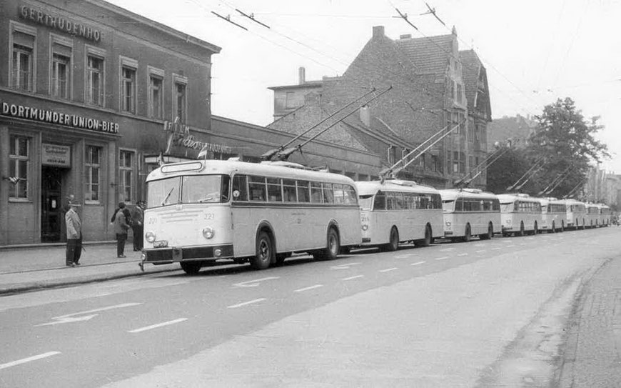 O-Busse vor dem Gertrudenhof Mitte 1965er Jahre