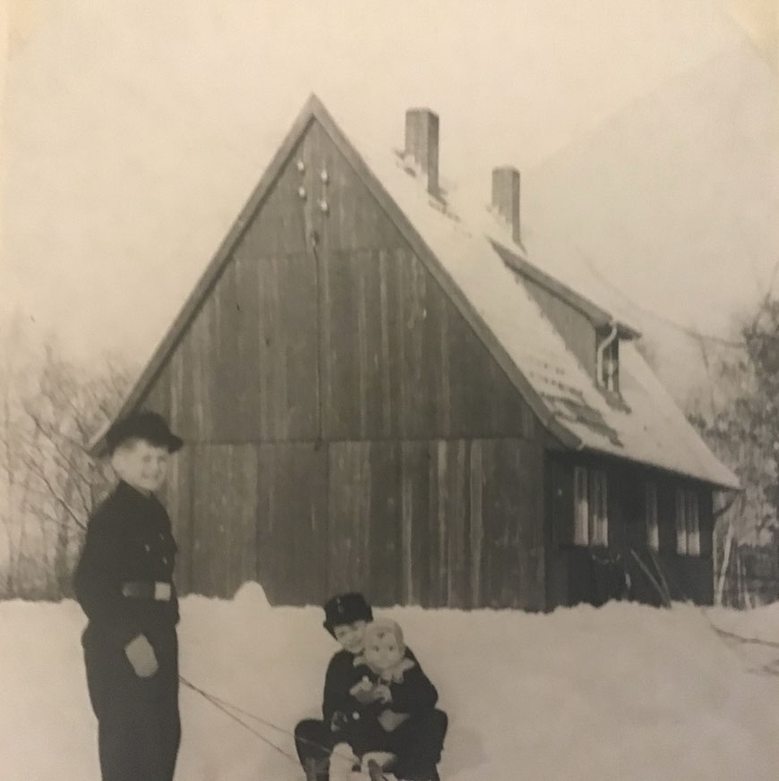 Das Holzhaus in Greven-Westerrode - Von links: Reinhold, Ernst-August und der kleine Peter