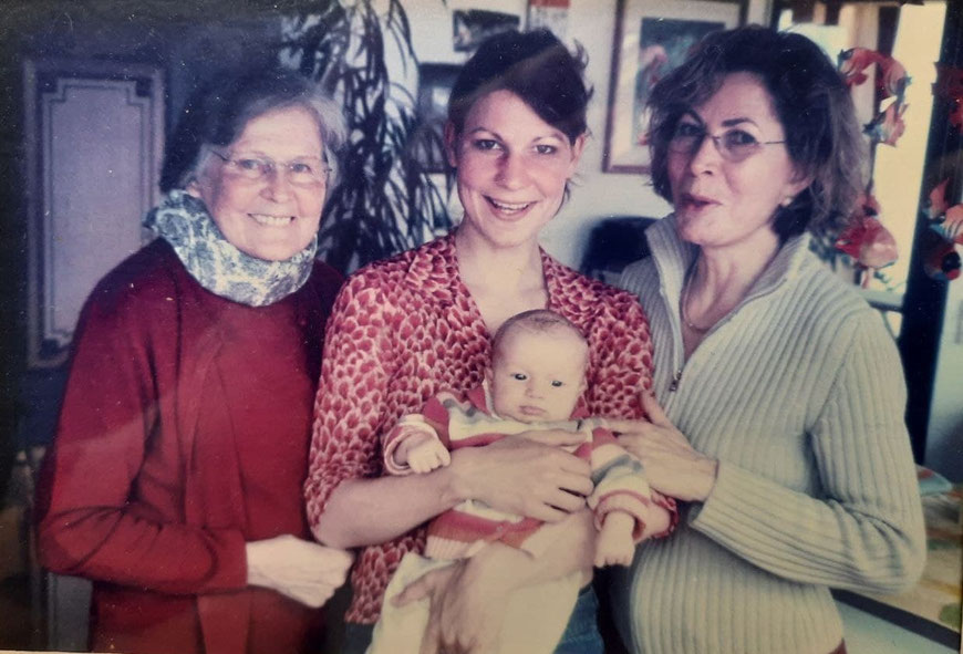 Vier Generationen: Cornelia und erste Tochte mit Mutter und Großmutter