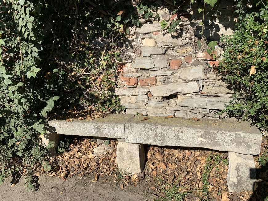 Steinerne Bank am Fuße der Stadtmauer