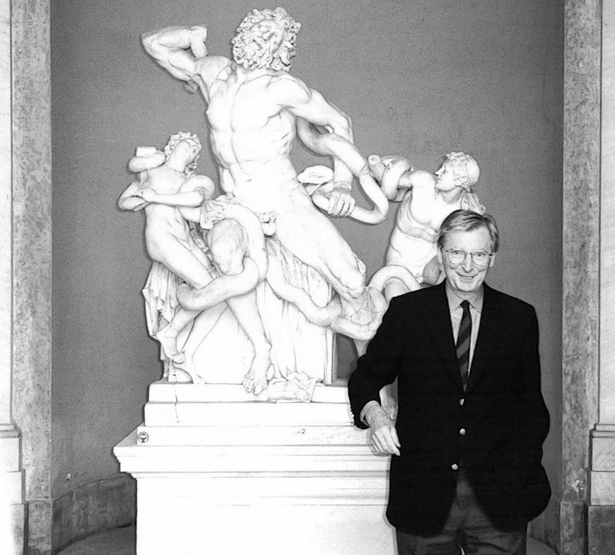 Prof. Dr. Georg Daltrop ( AP 1952) an prominentem Arbeitsplatz in den 1970er Jahren (Foto: Kath. Universität Eichstätt)