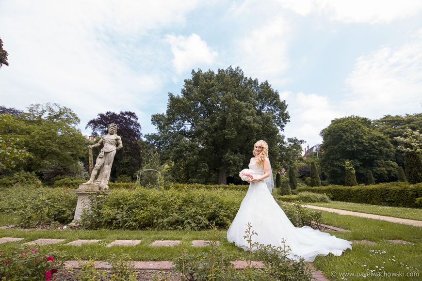 Braut und Statue Vegesack