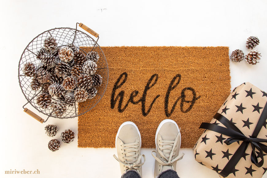 DIY Blog Schweiz, Kreativ Blog Schweiz, Geschenkidee, Basteln mit Kindern, Fussmatte beschriften, hello, Handlettering auf Teppich, Teppich selber machen, Teppich bemalen, Vorlage, Anleitung