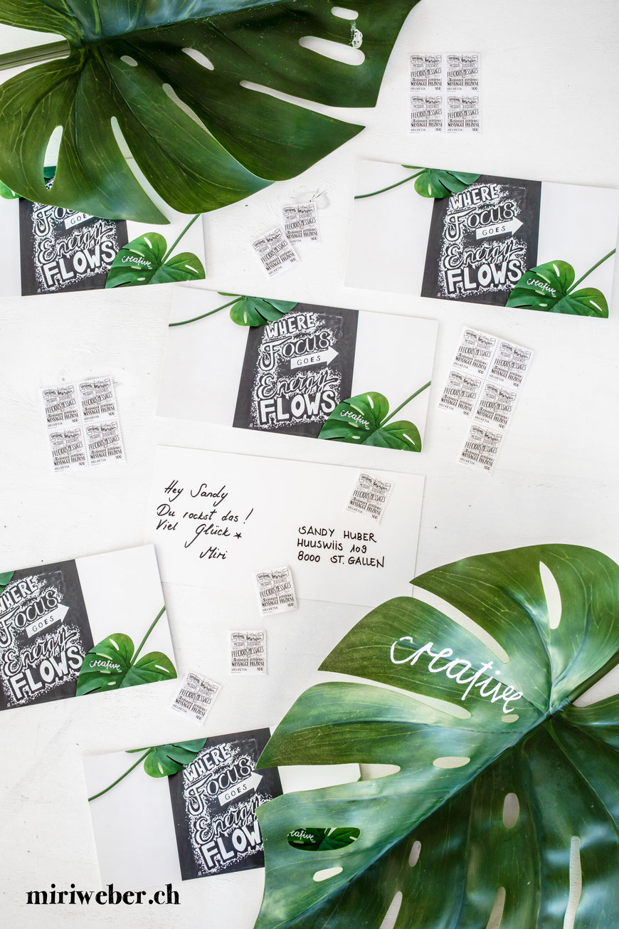 DIY Blog Schweiz, Schweizer Kreativ Blog, Lettering, Handlettering Briefmarken, wertvolle Botschaften, Handlettering, Kalligraphie, Lettering Briefmarken, Schweizerische Post, Postkarte, reasons2write, 2019, Blog, Content Creation, Chalk Wall, Kreidetafel