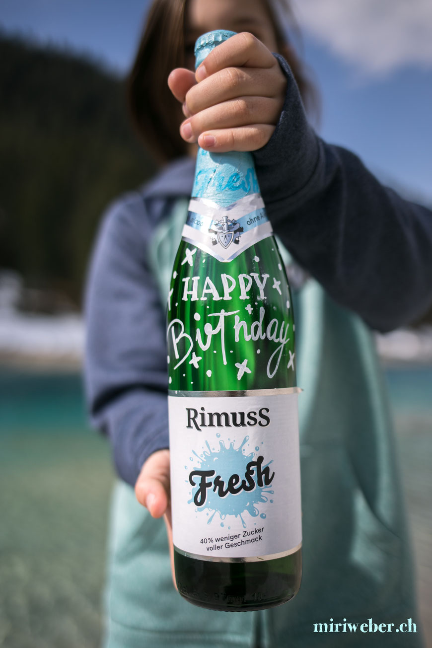 Lettering auf Flasche, Geschenk, Idee, Inspiration, Happy Birthday, selber machen, schreiben auf Flasche, message on a bottle, Glas Stift, Kreativ Blog Schweiz, DIY Blog Schweiz, Content Creator, Bastel Blog Schweiz