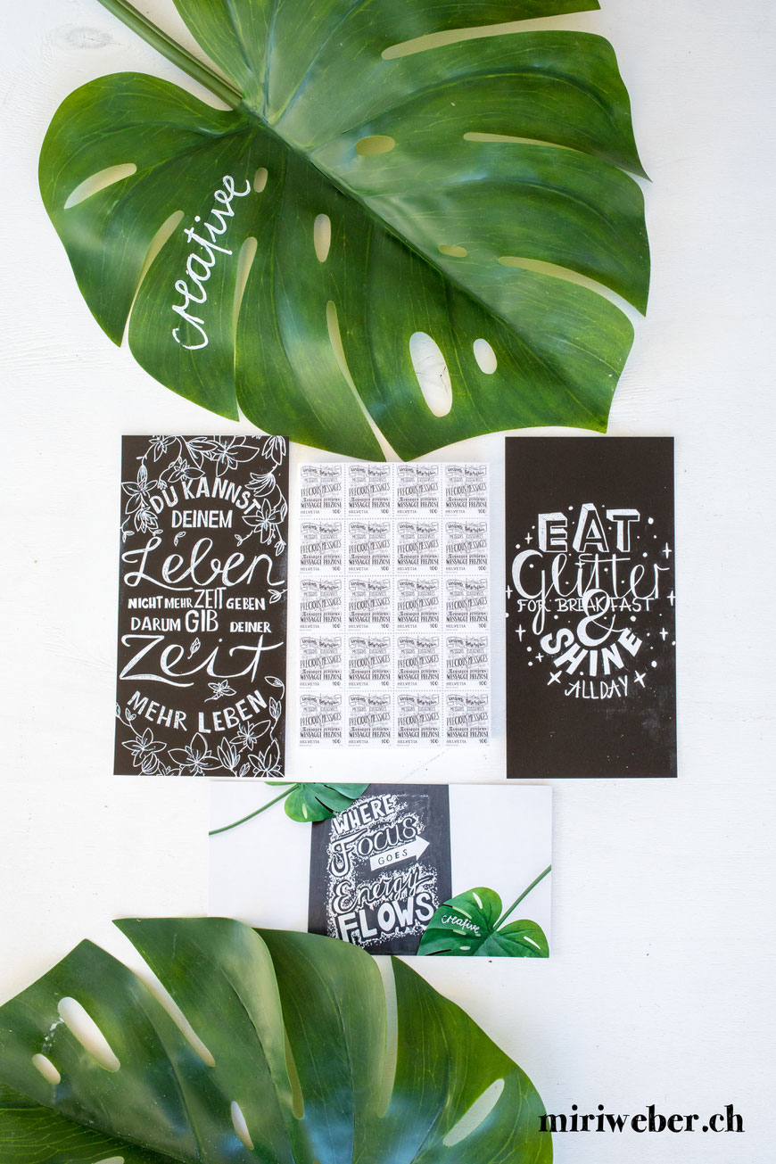 DIY Blog Schweiz, Schweizer Kreativ Blog, Lettering, Handlettering Briefmarken, wertvolle Botschaften, Handlettering, Kalligraphie, Lettering Briefmarken, Schweizerische Post, Postkarte, reasons2write, 2019, Blog, Content Creation, Chalk Wall, Kreidetafel