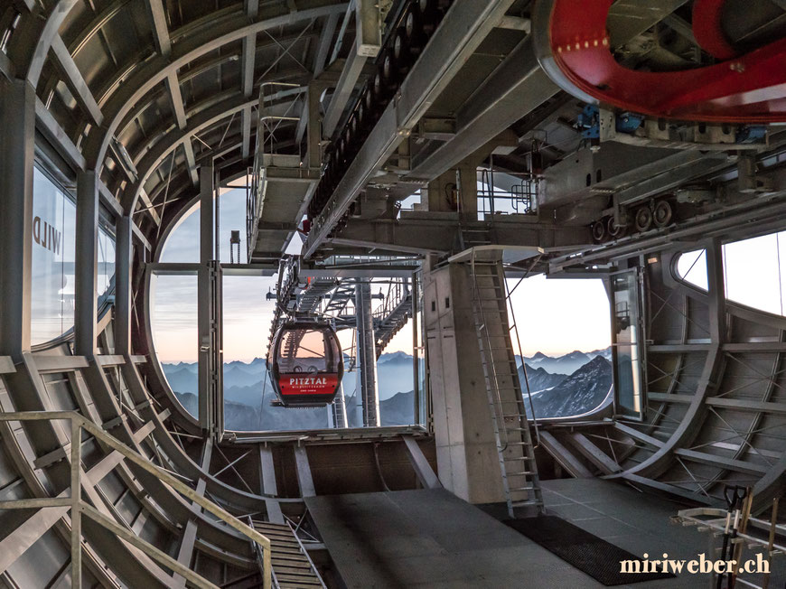 Pitztal Gletscherexpress, Gletscherbahn, Pitztal, Bergbahn, Tirol, Österreich, Gletscher, Skifahren, Snowboarden, Wildspitzbahn, Cafe 3440, Skifahren im Herbst