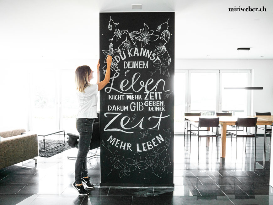 DIY Blog Schweiz, Schweizer Kreativ Blog, Lettering, Handlettering, wertvolle Botschaften, Handlettering, Kalligraphie, Lettering Briefmarken, Schweizerische Post, Postkarte, reasons2write, 2019, Blog, Content Creation, Chalk Wall, Kreidetafel