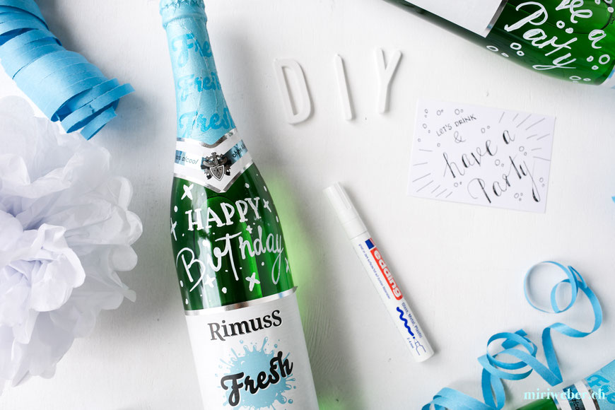 Lettering auf Flasche, Geschenk, Idee, Inspiration, Happy Birthday, selber machen, schreiben auf Flasche, message on a bottle, Glas Stift, Kreativ Blog Schweiz, DIY Blog Schweiz, Content Creator, Bastel Blog Schweiz