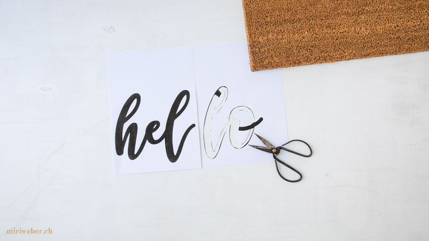 Hello, Handlettering, Schablone, selber machen, DIY Blog Schweiz, Schweizer DIY Bloggerin, Fussmatte selber beschriften, DIY Fussmatte, Türvorleger, Teppich, Handlettering, bemalen, basteln, Geschenkidee, Basteln mit Kindern, Familienblog Schweiz