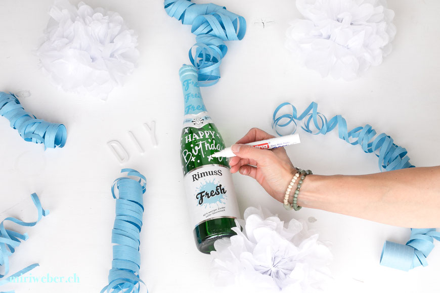 Lettering auf Flasche, Geschenk, Idee, Inspiration, Happy Birthday, selber machen, schreiben auf Flasche, message on a bottle, Glas Stift, Kreativ Blog Schweiz, DIY Blog Schweiz, Content Creator, Bastel Blog Schweiz