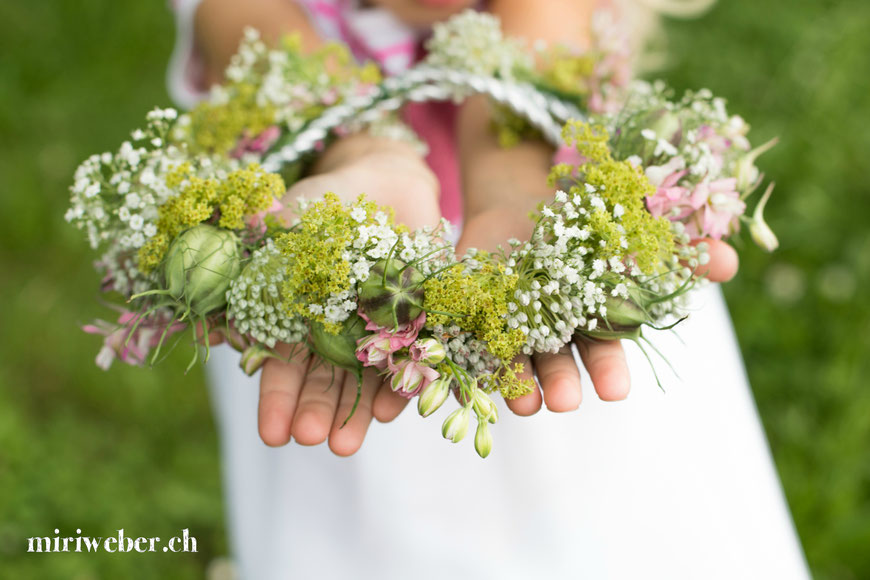 DIY Blumen Haar Kranz, Blumenkranz selber machen, einfach, Anleitung mit Video, Sommerblumenkranz, Kranz binden, schnell, DIY, Kreativ Blog Schweiz, Schweizer Kreativ Blog